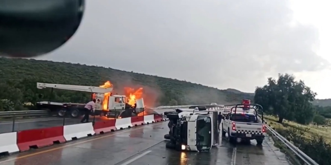Una grúa se incendió tras impactar el muro de contención en la autopista Arco Norte a la altura de Ajoloapan.