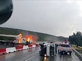 Una grúa se incendió tras impactar el muro de contención en la autopista Arco Norte a la altura de Ajoloapan.