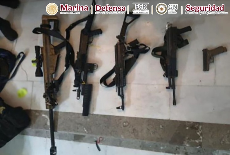 A los detenidos les fueron decomisadas varias armas largas.