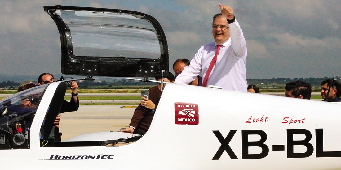 Marcelo Ebrard, titular de la SE, realiza vuelo de prueba en avión certificado, ayer
en el AIFA.