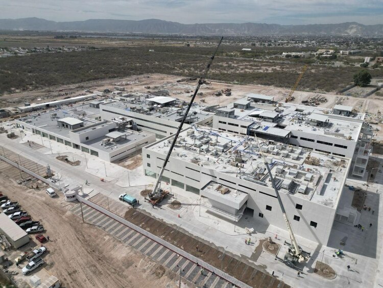 Director General del ISSSTE, Pedro Zenteno Santaella supervisa la construcción del Nuevo Hospital de Torreón, Coahuila.