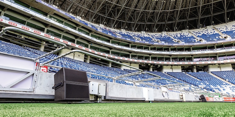 LOS ALTAVOCES instalados en la cancha de Nuevo León durante el certamen.