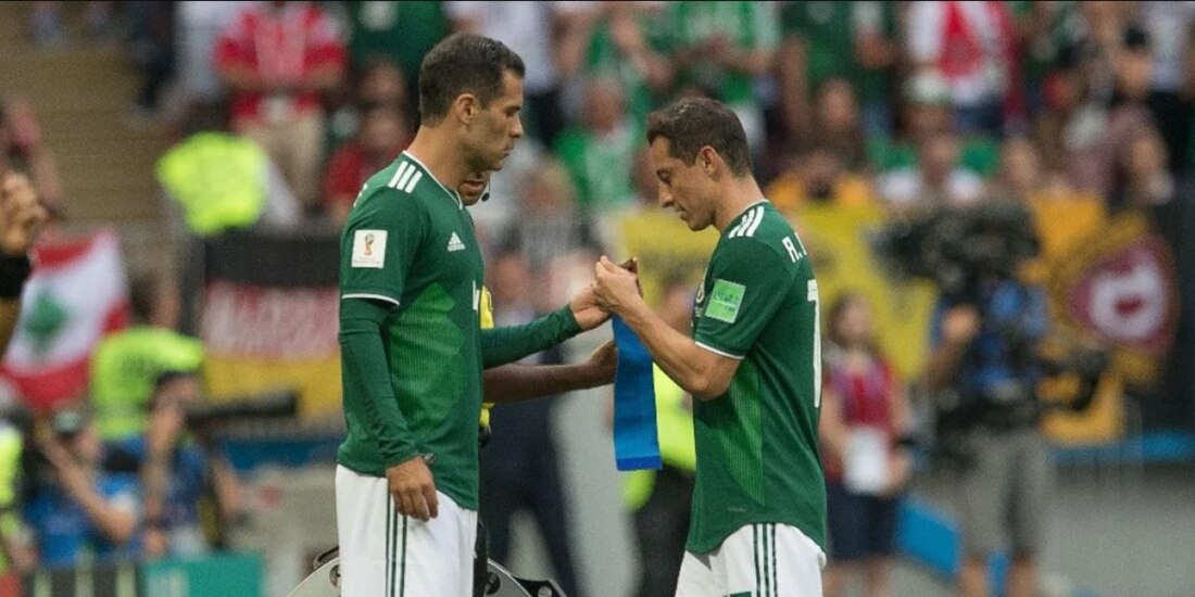 Rafa Márquez y Andrés Guardado durante un partido de la Selección Mexicana en el Mundial de Rusia 2018.