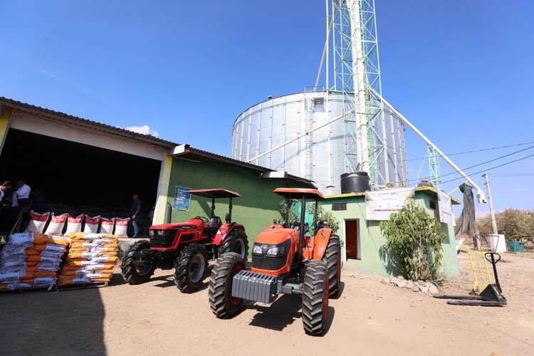 Entrega de tres tractores a campesinos