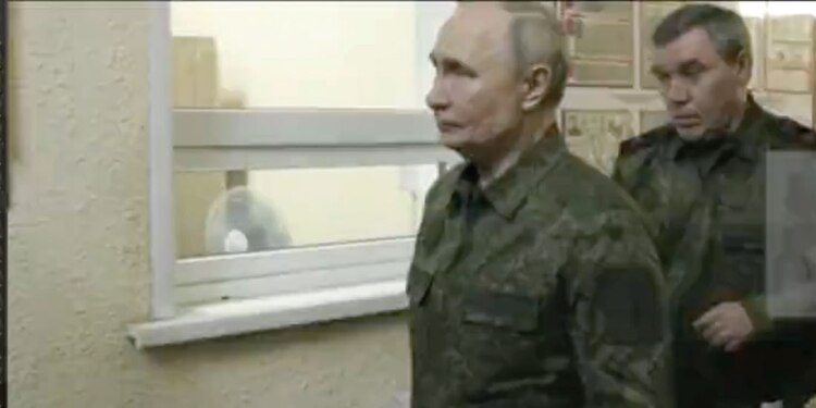 Vestido con uniforme militar el presidente ruso arribó a la zona que Ucrania tenía tomada.