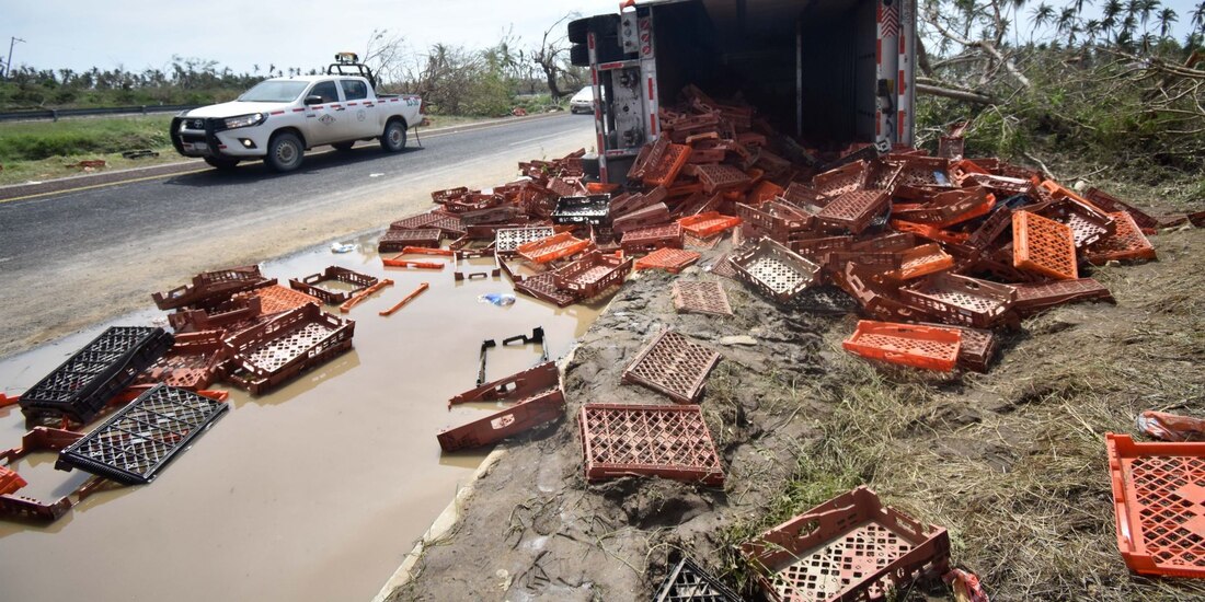 ‘Otis’ tocó tierra y devastó Acapulco, Guerrero, las carreteras deben estar libres para permitir el paso de contingentes de amergencia