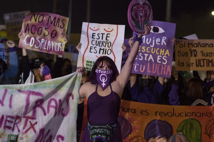 Grupos de Mujeres Marchan en el 8M.