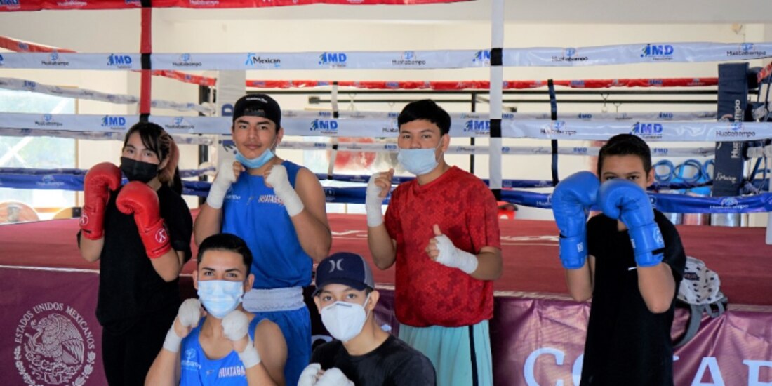 Jóvenes posan con la indumentaria para sus entrenamientos.
