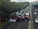 Manifestantes del SINTCB bloquearon ayer Periférico Norte.