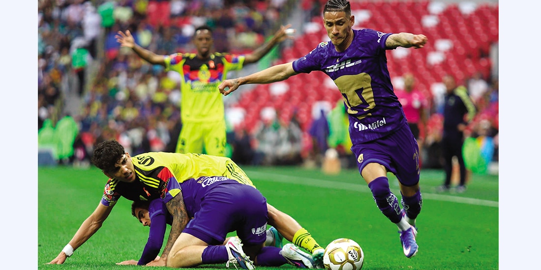 Antuna conduce el balón mientras Álvarez y López pelean en el césped del Azteca, ayer