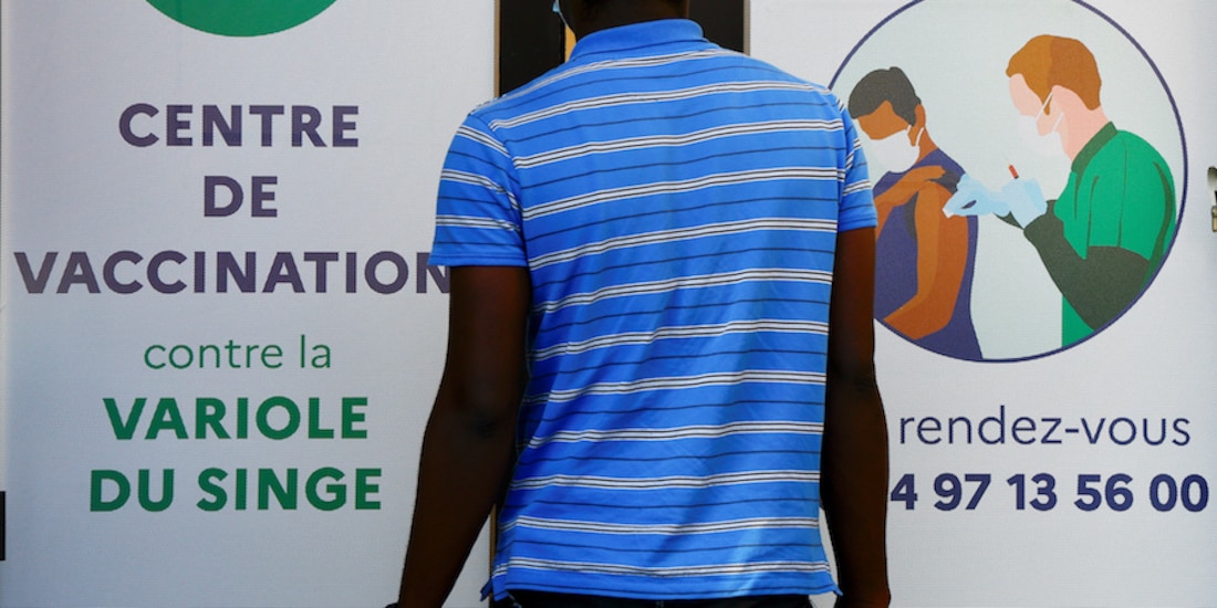 Ciudadanos Franceses comienzan a asistir a un módulo de vacunación en Niza, Francia.