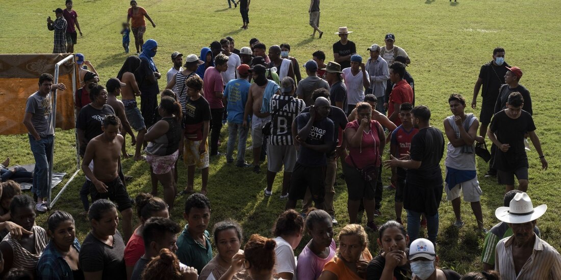 “Hay camiones a las afueras del campo deportivo donde se están quedando", aseguró la ONG Pueblo sin Fronteras.