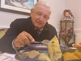 El Presidente Andrés Manuel López Obrador compartió un video en su cuenta de Twitter degustando de tamales.