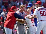 Pete Alonso, de los Mets de Nueva York, y el entrenador de primera base de los Cardinals de St. Louis Stubby Clapp (82) se pelean durante el juego de ambos equipos en la MLB.