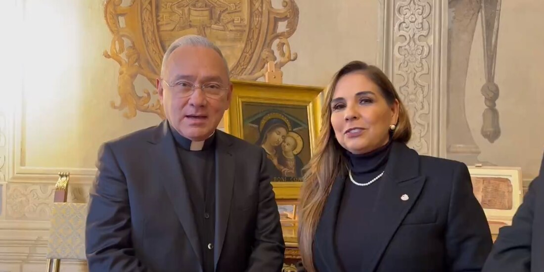 Mara Lezama junto con el Excelentísimo Monseñor Edgar Peña Parra, sustituto de la Secretaría de Estado del Vaticano.