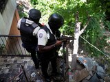 Policías haitianos continúan la búsqueda de los homicidas, ayer.