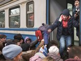 Ciudadanos abarrotan trenes en Ucrania para refugiarse en una nación vecina.