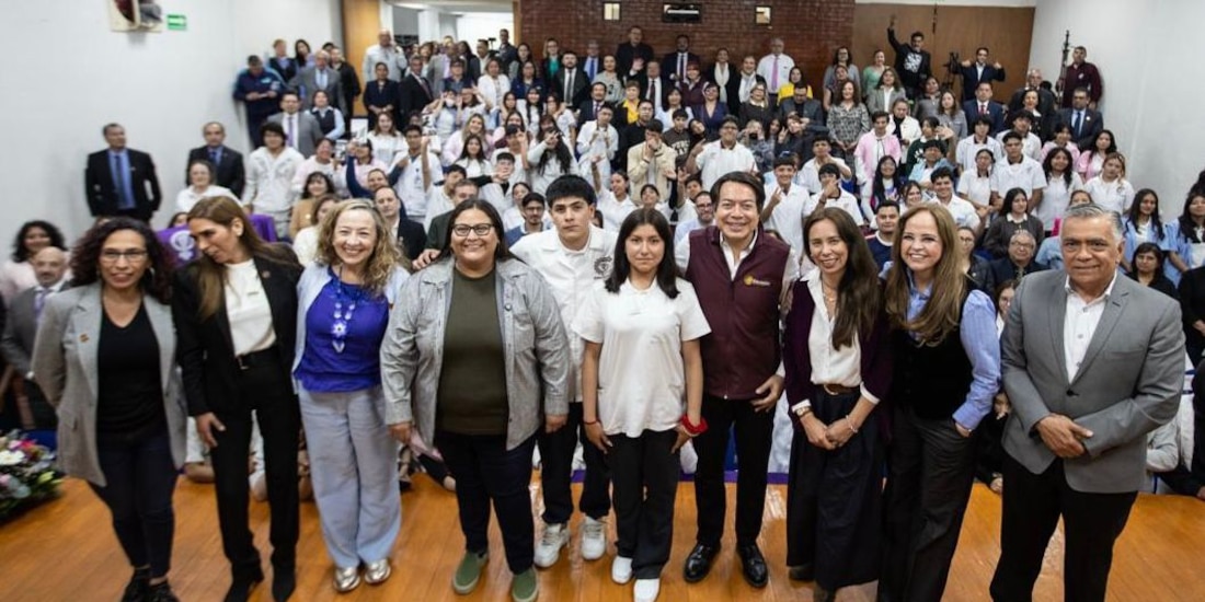 Autoridades federales con personal del sector educativo.