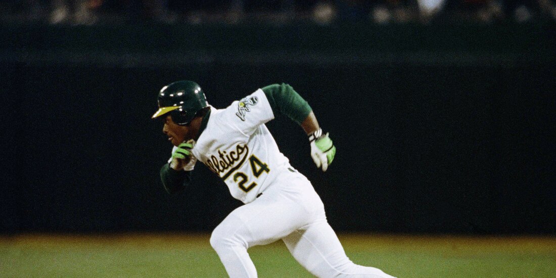 Rickey Henderson durante un partido de los Atléticos de Oakland en la MLB en 1991.