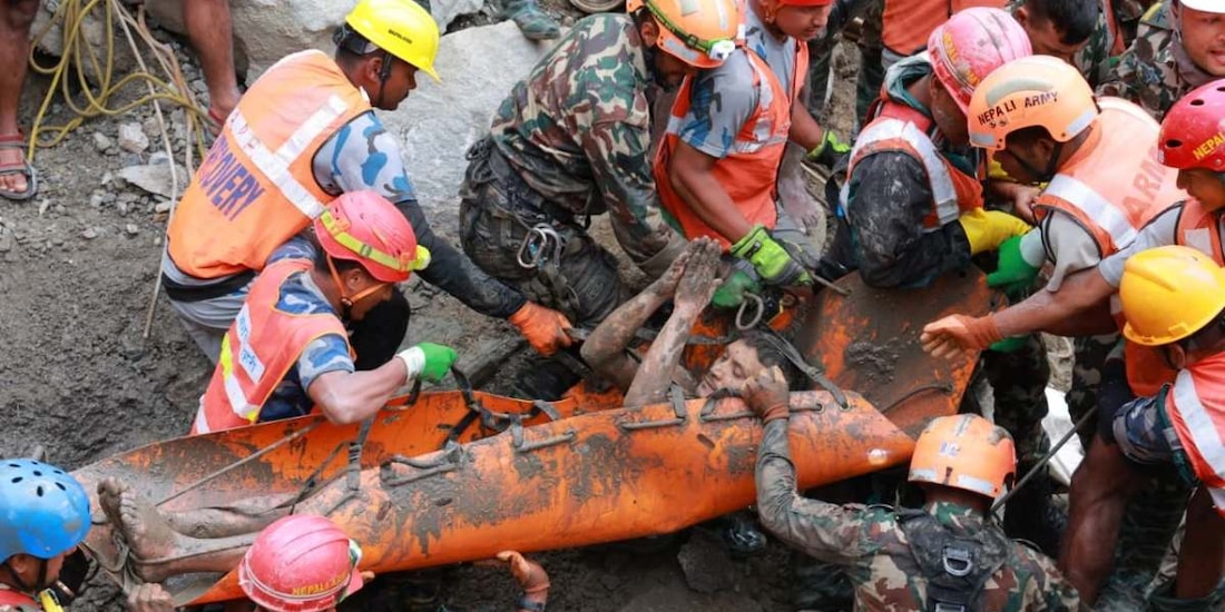 Las labores de salvamento en la central Trishuli 3A permitieron la localización de personal técnico tras quedar atrapados por la corriente.