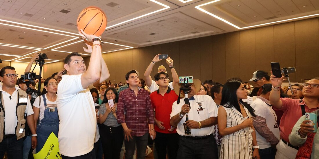 Alejandro Armenta presenta su plan de becas para que los jóvenes adquieran experiencia laboral desde sus estudios.