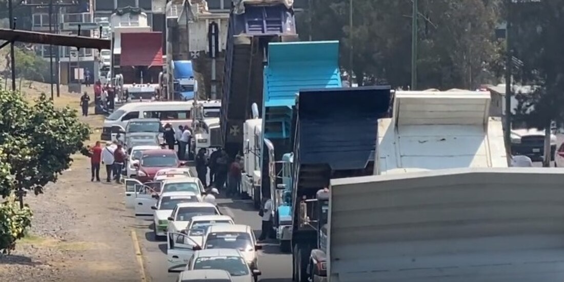 Transportistas retiran bloqueo