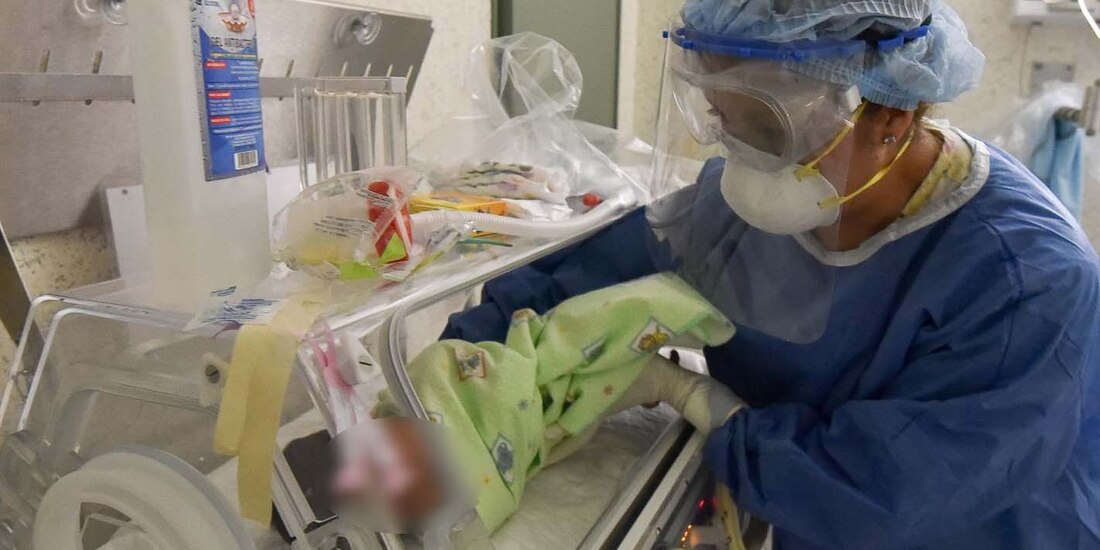 Recién nacido recibe atención médica.