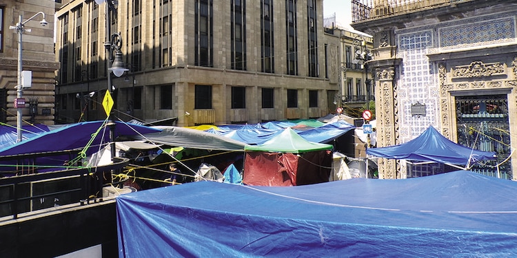 CIENTOS de lonas tapizan la calle 5 de Mayo al cruce con Eje Central