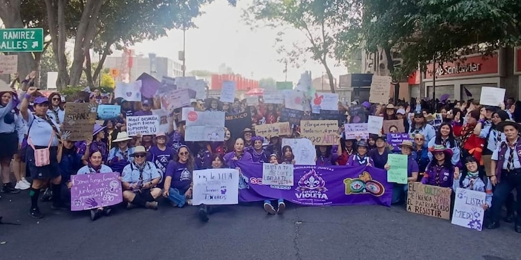 Participan a 300 mujeres en contingente Fogata Violeta durante marcha del 8M en CDMX.