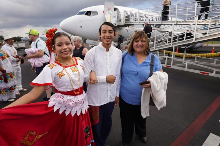 Pasajeros del primer vuelo directo desde Calgary arriban al Aeropuerto Internacional de Cozumel.