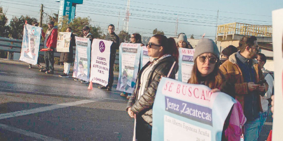Familiares de personas desaparecidas, durante una protesta realizada el 12 de diciembre del 2024 en los límites entre los municipios de Jerez y Fresnillo