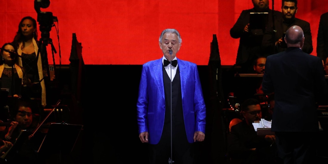 El tenor italiano Andrea Bocelli durante su concierto gratuito en el Zócalo.