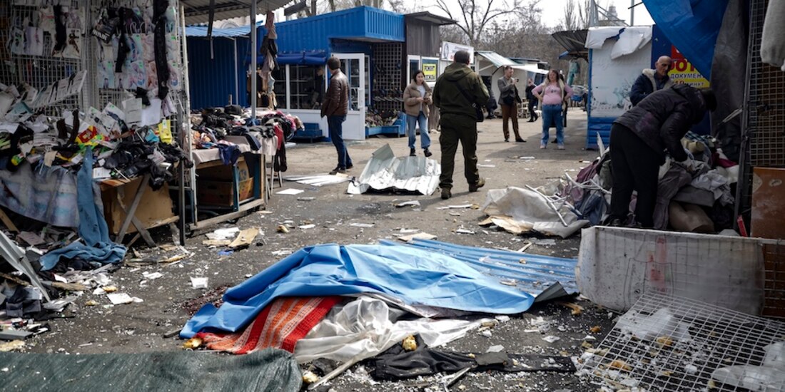 Daños y víctimas que dejó el bombardeo ruso de ayer en Donestk.
