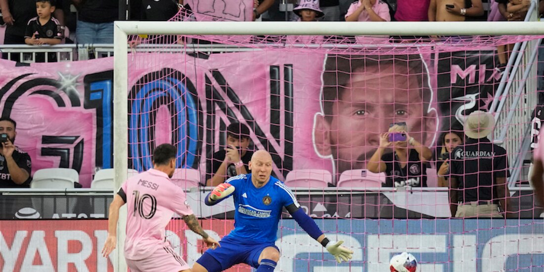 El campeón del mundo vence al portero del Atlanta United, ayer, en el partido de la Jornada 2 de la Leagues Cup.