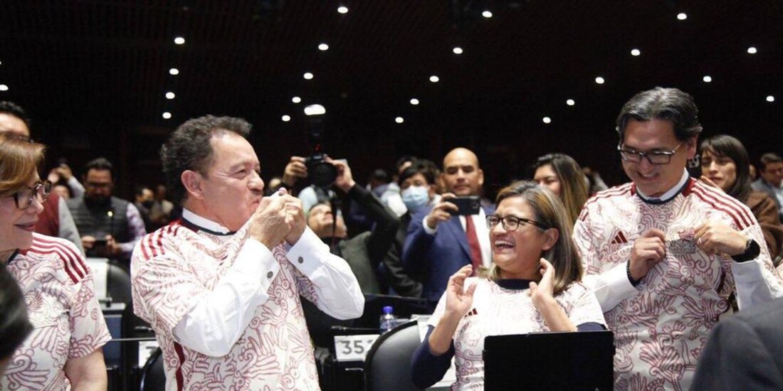 Ignacio Mier, coordinador de diputados de Morena, fue uno de los políticos que apoyó a la Selección Mexicana este martes.