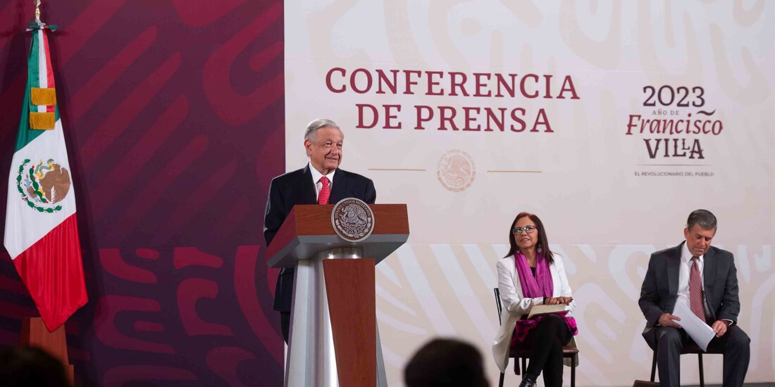 El Presidente en conferencia de prensa.