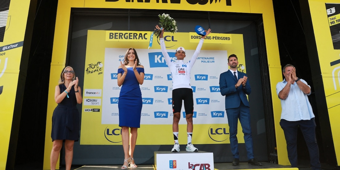 Isaac del Toro en el podio tras conservar el tercer lugar en el Tour de Francia 2026, luego de la etapa 8.