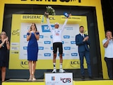 Isaac del Toro en el podio tras conservar el tercer lugar en el Tour de Francia 2026, luego de la etapa 8.