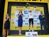 Isaac del Toro en el podio tras conservar el tercer lugar en el Tour de Francia 2026, luego de la etapa 8.