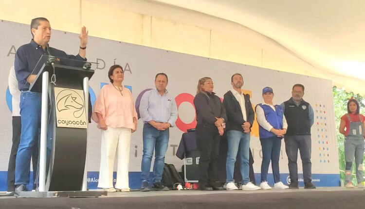 El alcalde Giovani Gutiérrez, acompañado por sus directores, informa sobre las acciones de seguridad en la demarcación.