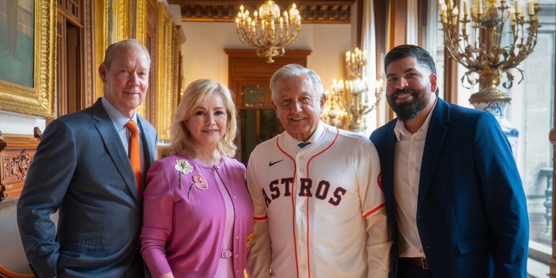 El Presidente López Obrador se reunió con equipos de béisbol.