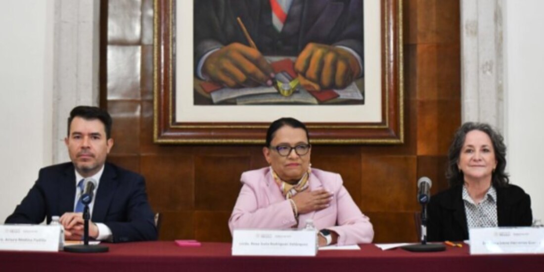 De izq. a der.: Arturo Medina, Rosa Icela Rodríguez y Sara Herrerías, ayer, en conferencia de prensa.