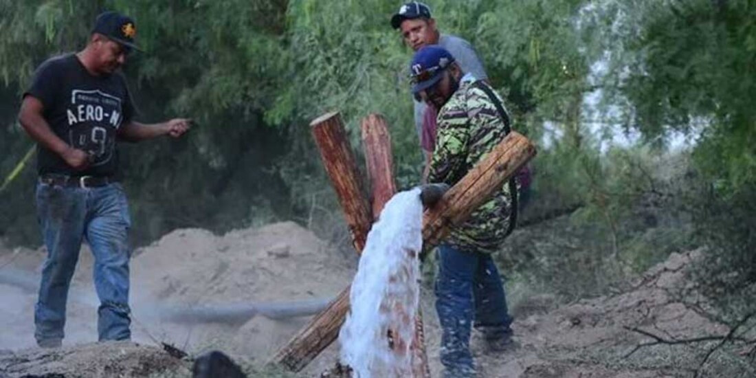 Extracción de agua en los pozos de extracción de carbón, donde 10 trabajadores quedaron atrapados, en una mina de Sabinas, Coahuila