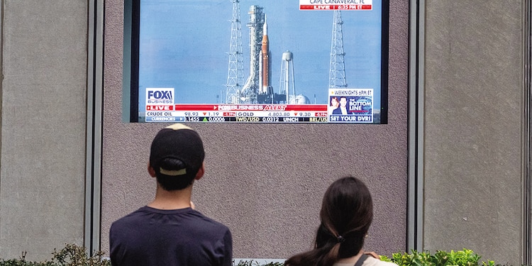 Personas siguen la transmisión
televisiva en Manhattan, Nueva York.