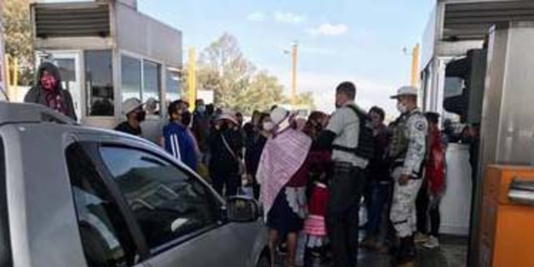 Elementos de la Guardia Nacional intentan disuadir a manifestantes para retirarse de la zona.