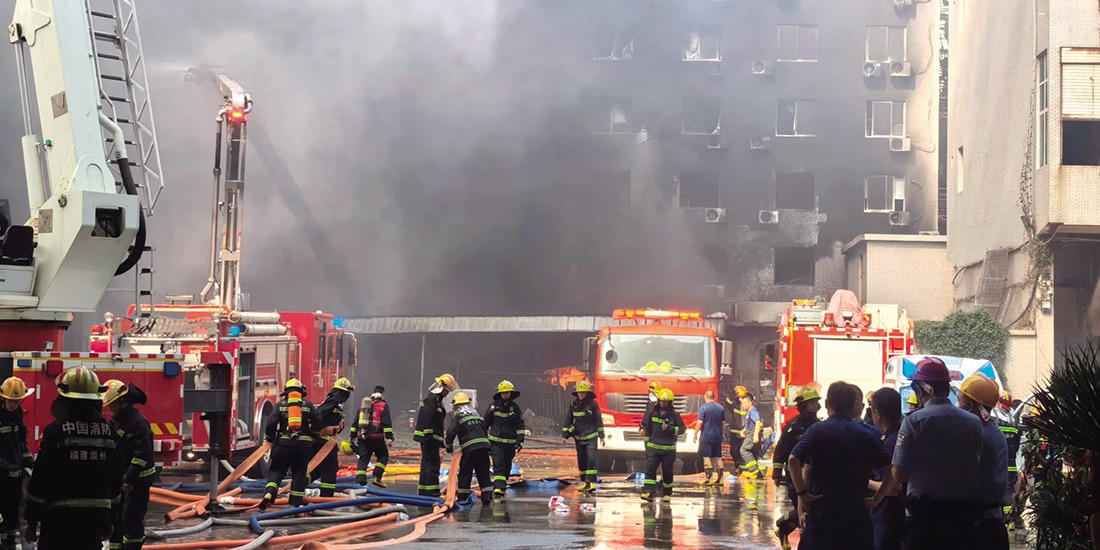 Personal de emergencia trabaja para controlar el fuego en una fábrica, ayer.