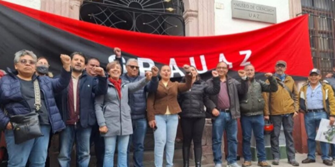 Trabajadores de la UAZ afuera del Museo de Ciencias, ayer.