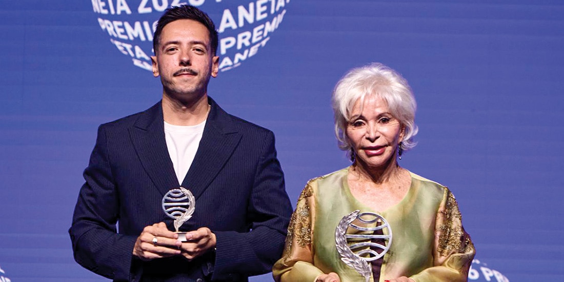 ISABEL ALLENDE, junto al finalista Sergio Hernández Carrasco, ayer.