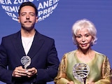 ISABEL ALLENDE, junto al finalista Sergio Hernández Carrasco, ayer.