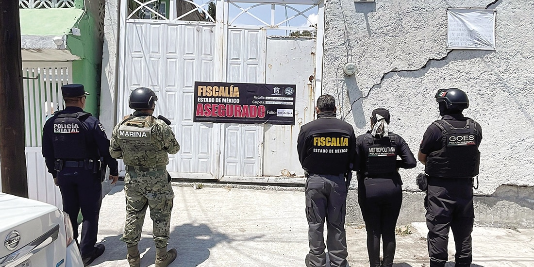 AUTORIDADES locales y federales, tras recuperar una casa invadida en Ecatepec.